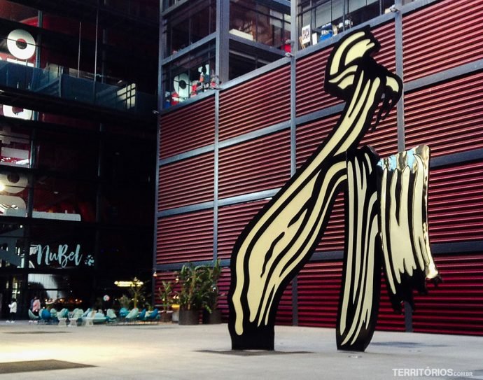 Em frente ao Museu de Arte Reina Sofia