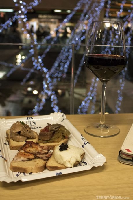 Tapas e vinho da casa no Mercado San Antón Tapas e vinho da casa no Mercado San Antón