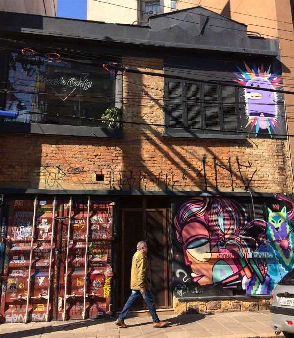 Arte, cultura e boemia combinam-se na Cidade Baixa, bairro próximo ao Centro de Porto Alegre que concentra diferentes pubs, casas e prédios, numa mistura multicultural