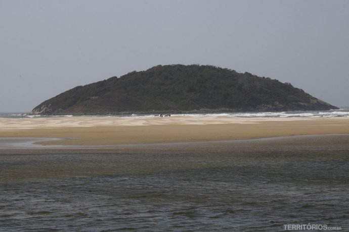 Ilha do Batuta e desabitada, mas tem uma cabana disponível para quem quiser atravessar de barco e passar uns dias ali. Quem se anima?