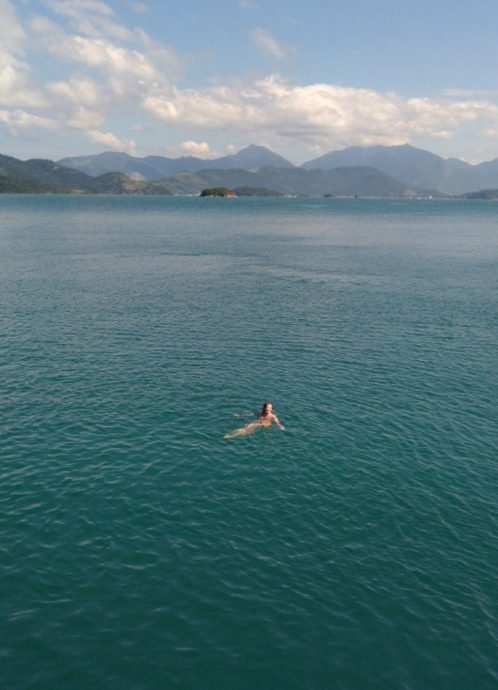 Mergulho durante o passeio de barco Desirée da dicas de como gastar pouco em Paraty
