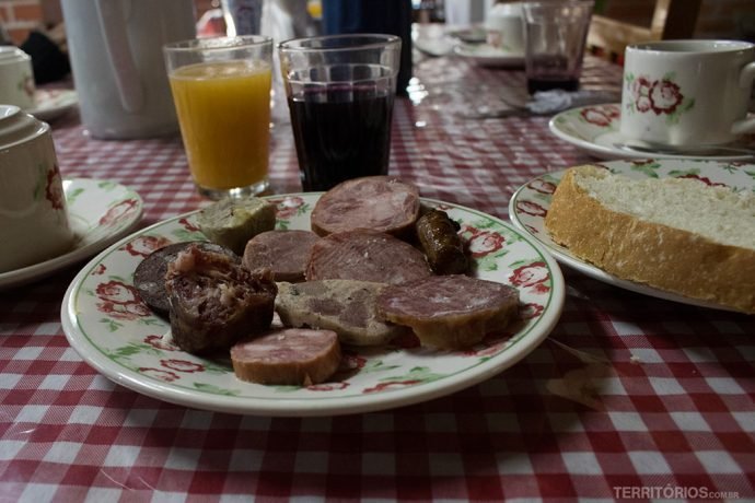 Linguiças caseiras variadas no Café Colonial do Sítio Panamar