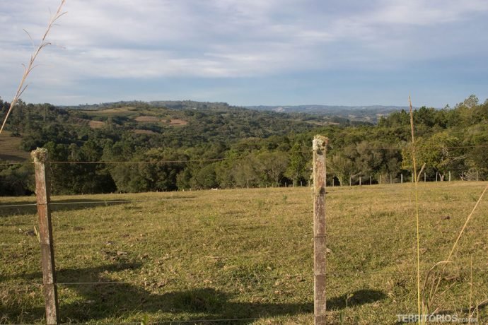 Colinas e vales vistos da estrada