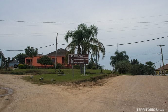 Na última ida placas sinalizavam os principais pontos turísticos desde a rodovia