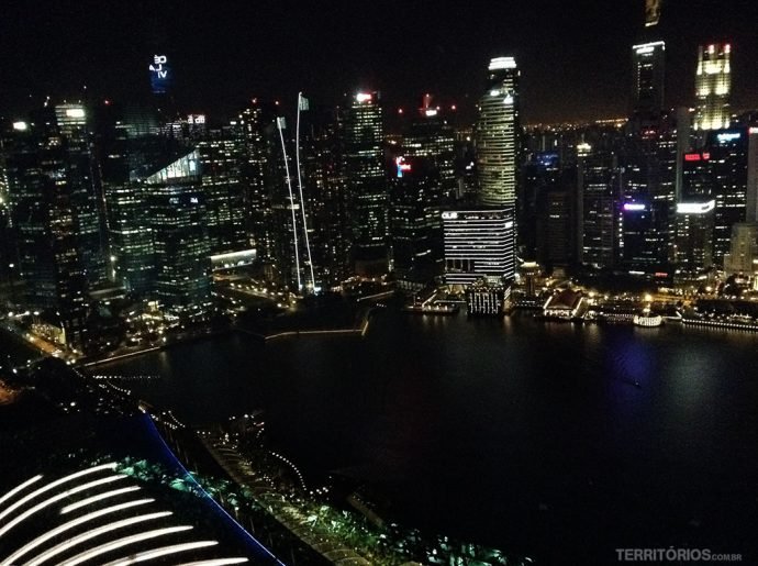 Vista noturna do terraço do Marina Bay Sands