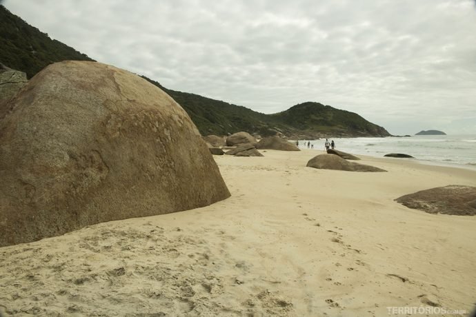 Pedras gigantes na Prainha