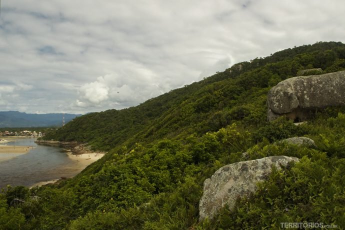 Pedra do Urubu é a pedra distante perto do topo do morro Pedra do Urubu é a pedra distante perto do topo do morro