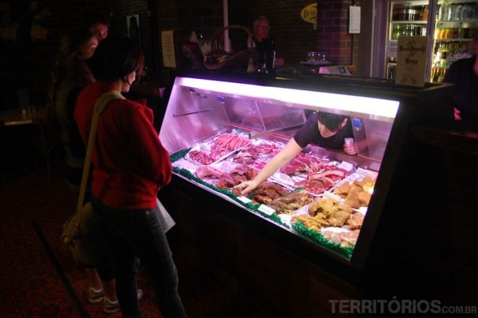 Restaurante do hotel com carnes frescas