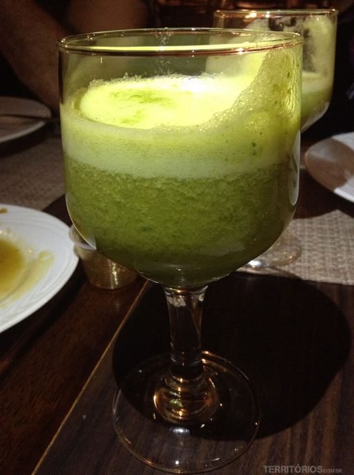 Suco de cajá com couve Suco de cajá com couve