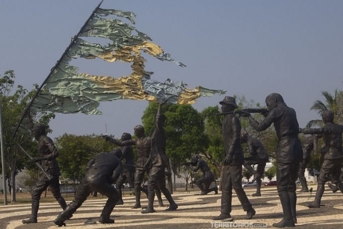 Monumento aos 18 do Forte tem expressões marcantes nas esculturas de Maurício Bentes. Retrata um momento de luta no Rio de Janeiro de 1922