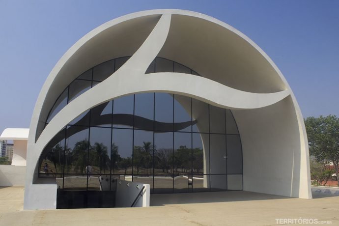 Memorial Coluna Prestes é um projeto de Oscar Niemeyer para homenagear o revolucionário Luís Carlos Prestes. Exibe documentos e objetos sobre a sua vida
