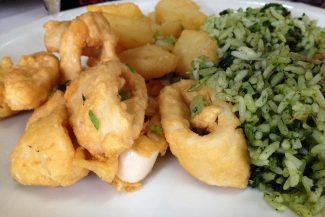 Arroz de cuxá com lula empanada Arroz de cuxá com lula empanada