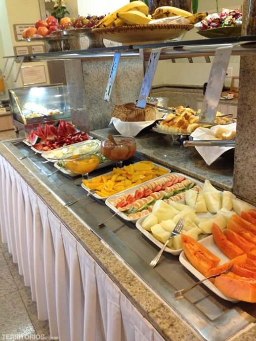 Buffet no café da manhã do Veleiros Buffet no café da manhã do Veleiros