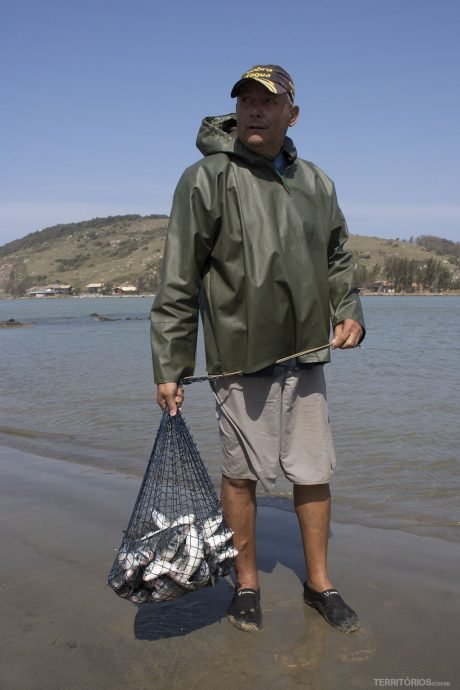 Pescador feliz com a ajuda dos botos Pescador feliz com a ajuda dos botos