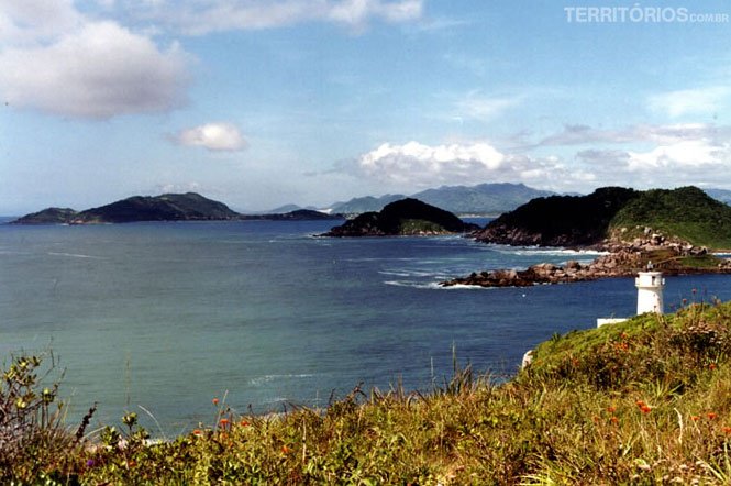 Vista no morro onde fica o Farol de Naufragados