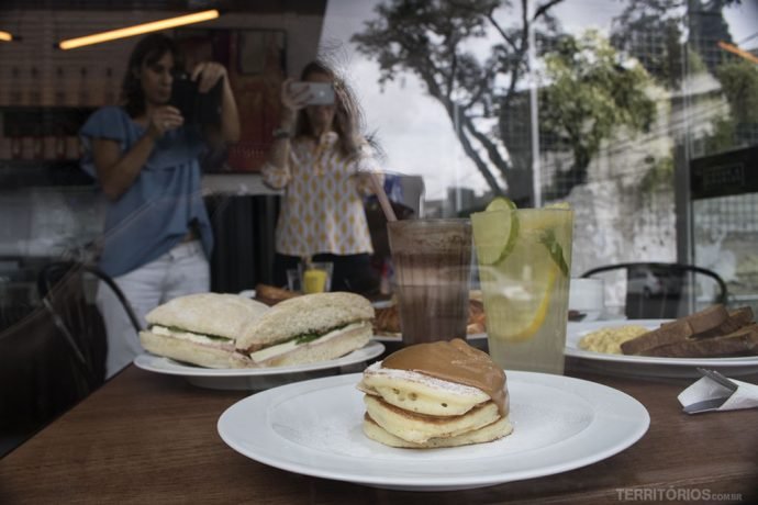 Café da manhã com as amigas no Frank & Charles