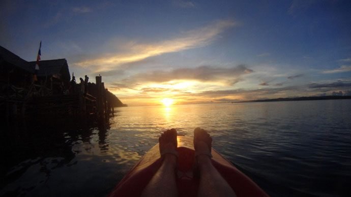 Pôr do sol do caiaque em Raja Ampat