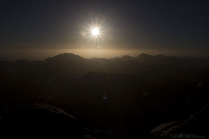 O sol e as montanhas vistos do Monte Sinai