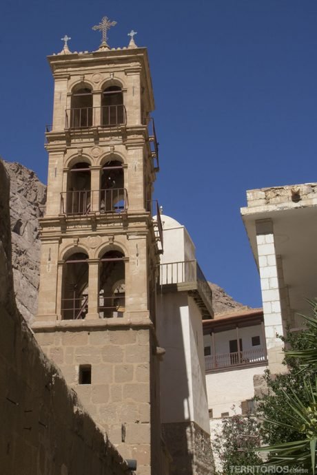Torre da igreja e a mesquita Torre da igreja e a mesquita
