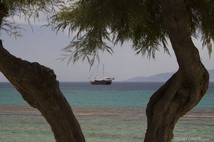 O barco harmonia ancorado em Mykonos
