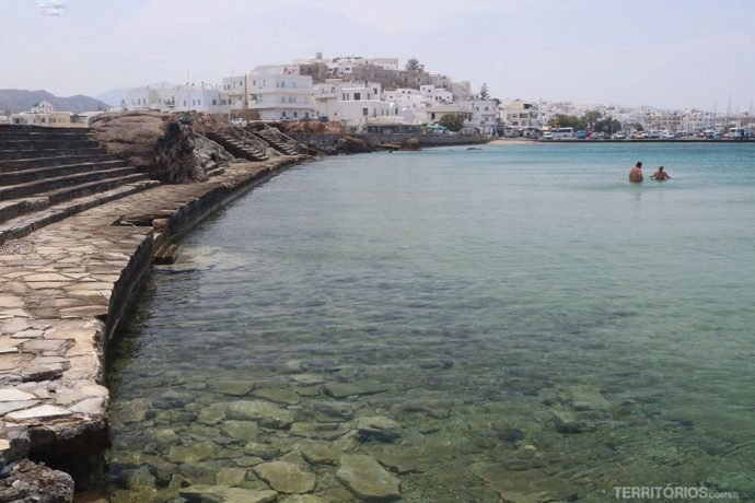 Piscina natural onde os locais nadam fica ao lado do porto e tem água cristalina