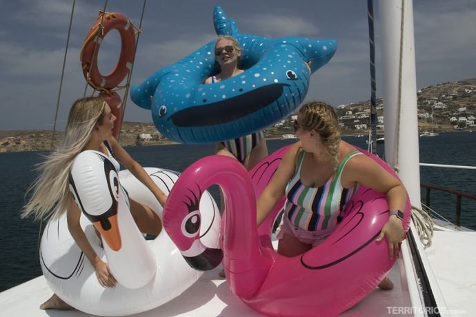 Boias compradas por elas para fazer fotos divertidas