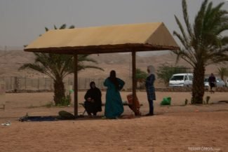 Mulheres de burca curtem o dia na praia