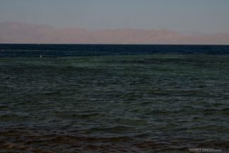 De um lado a cadeia de montanhas Sinai, do outro, as montanhas Hijaz da Arábia Saudita