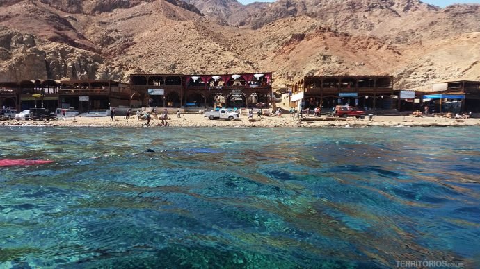 De um lado a cadeia de montanhas Sinai, do outro, as montanhas Hijaz da Arábia Saudita