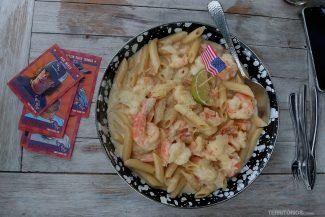 Massa com carne de lagosta, caranguejo e camarão Massa com carne de lagosta, caranguejo e camarão