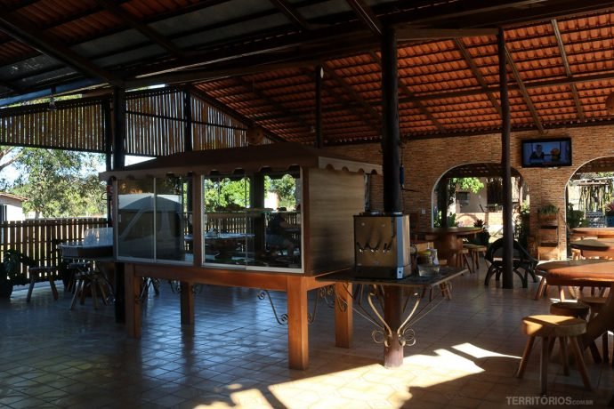 Buffet de café da manhã fica protegido dentro do expositor