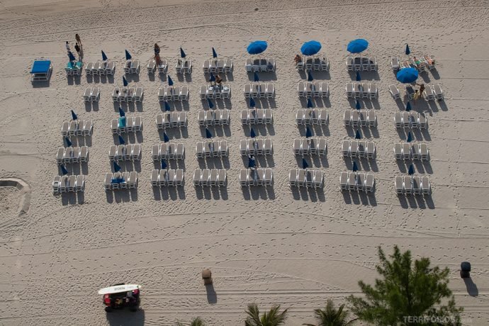 Estrutura na beira da praia