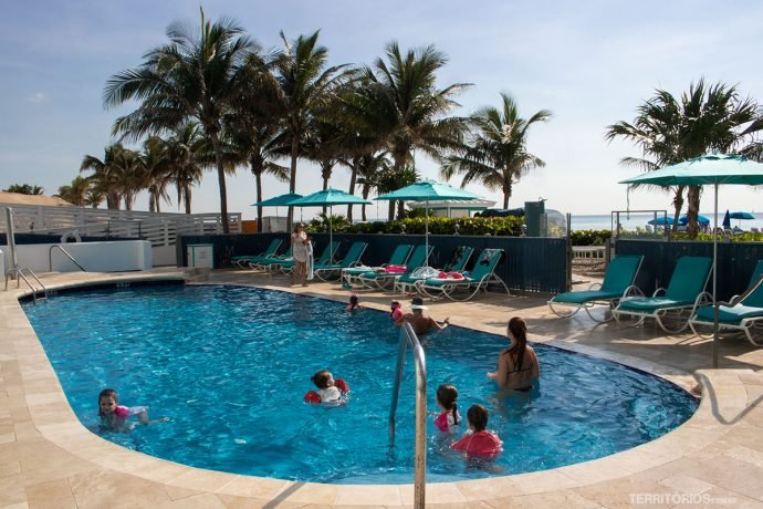 Piscina com saída para o mar