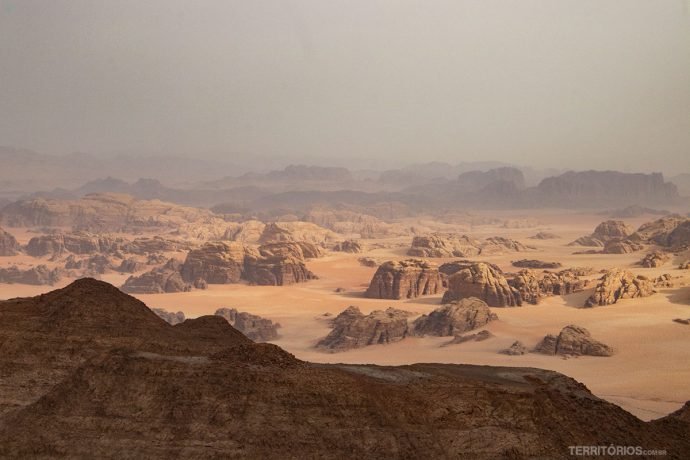 Vista do topo de Umm ad Dami lembra Marte