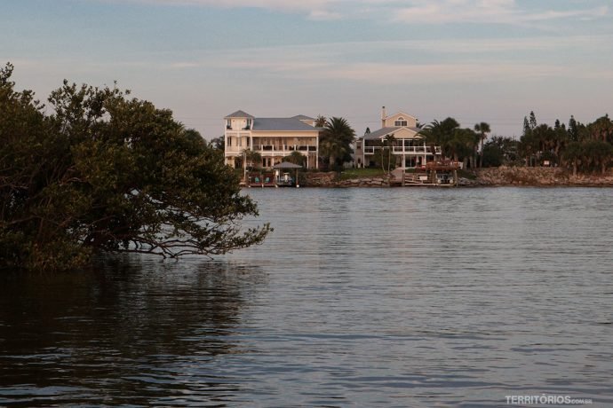 Casas na margem do River Indian Lagoon