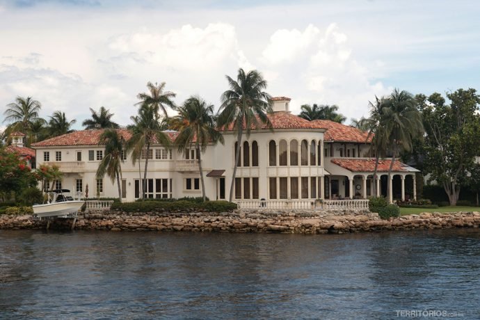 Uma das várias mansões dos canais de Fort Lauderdale Uma das várias mansões dos canais de Fort Lauderdale