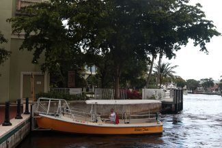 Embarcação pequena do Water Taxi Embarcação pequena do Water Taxi