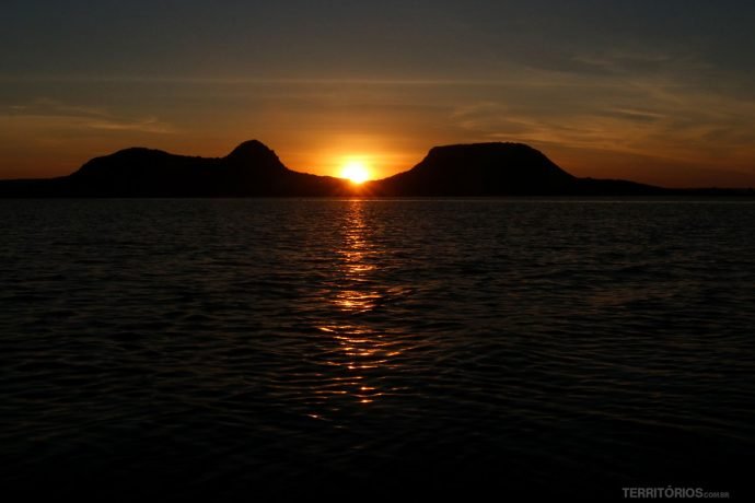 Pôr do sol atrás das chapadas