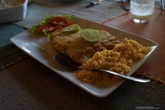 Peixe grelhado com farofa Peixe grelhado