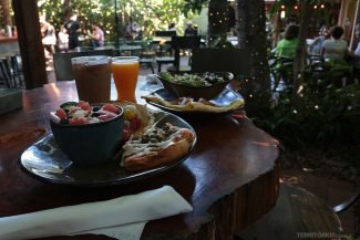 Suco natural, omelete e salada no café da manhã Suco natural, omelete e salada no café da manhã
