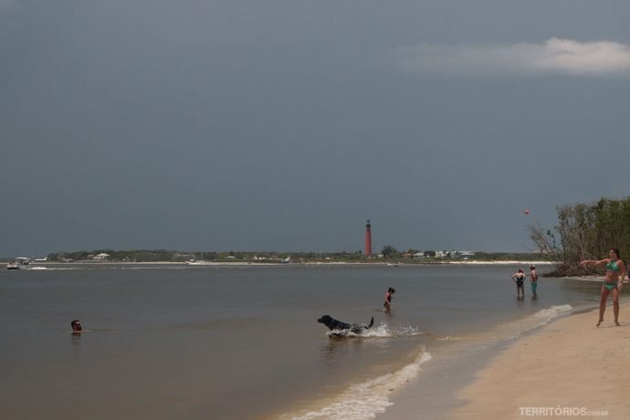 Vista para o farol da praia dos cachorros
