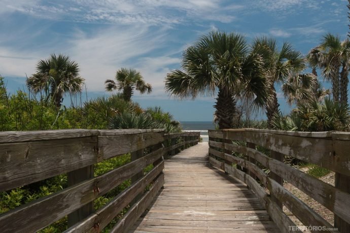 Caminho para uma das praias de New Smyrna Beach