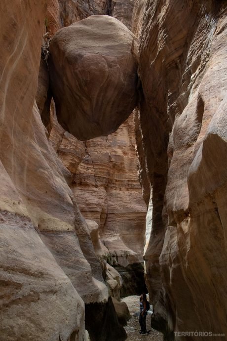 Pedras imensas deslocadas com a força das águas Pedras imensas deslocadas com a força das águas