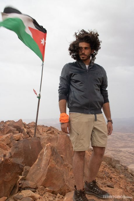 O guia Marwan Douleh fazendo pose no ponto mais alto do seu país O guia Marwan Douleh fazendo pose no ponto mais alto do seu país