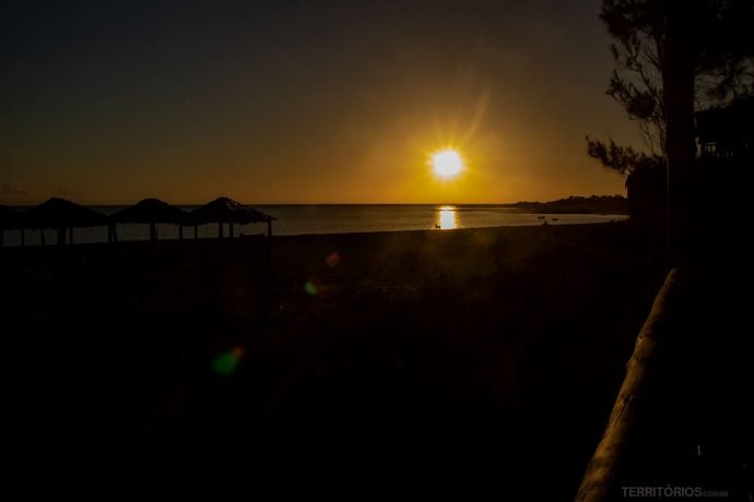 Nascer do sol acontece na mesma praia no mês de junho