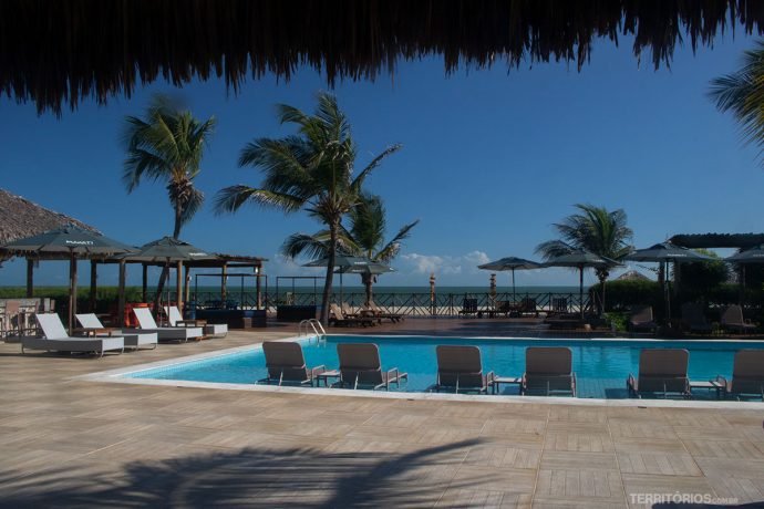 Piscina com vista para o mar na Pousada Manati