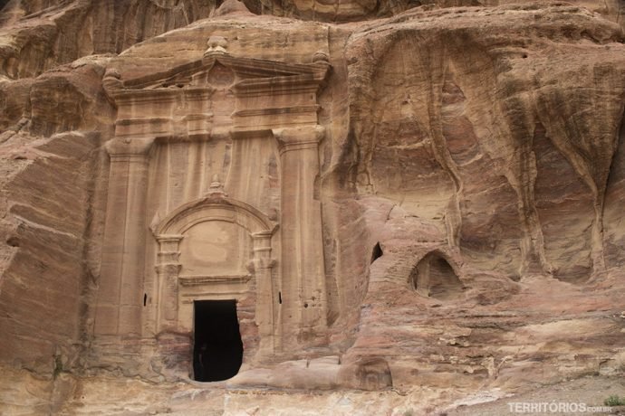 Fachada esculpida na entrada de uma caverna