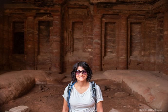 Dentro de uma caverna toda esculpida