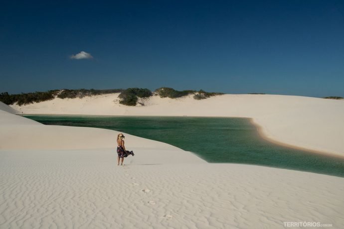 roberta martins caminha nos Lençóis Maranhenses