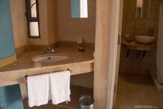 Banheiro tem luz e água quente Banheiro tem luz e água quente